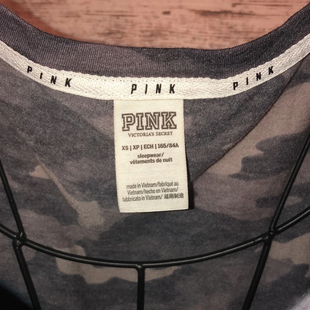 Pink Victoria’s Secret Camo v-neck shirt purple/gray Camo print XS oversized - Picture 4 of 5